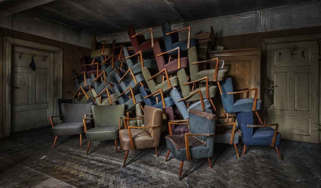 Гора старых кресел