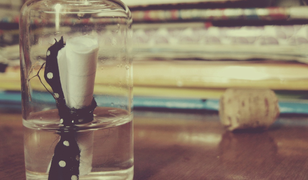 Записка лежит в стеклянной бутылке