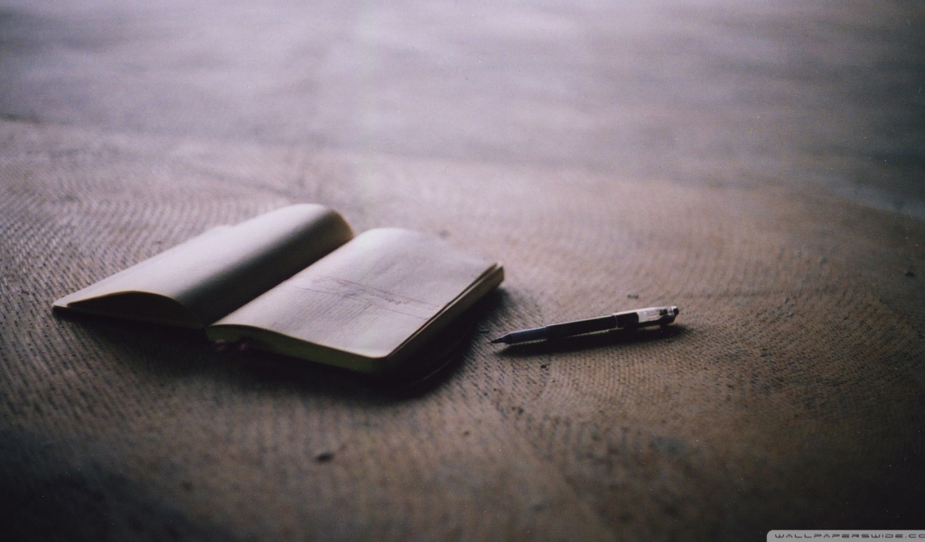 Записная книжка и ручка на полу