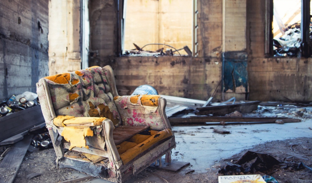 Старое кресло в разрушенном доме