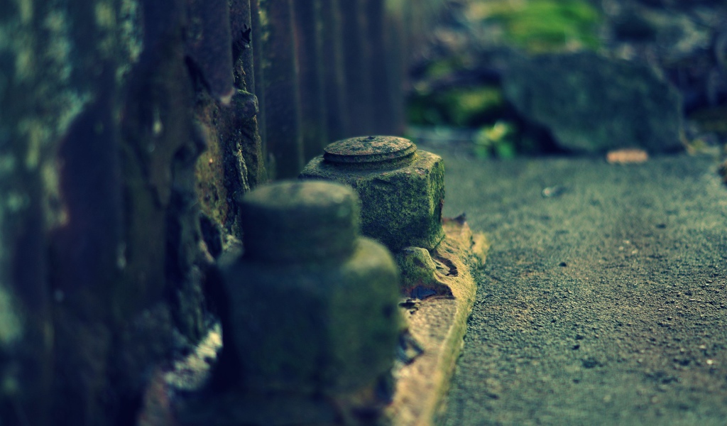 Старые ржавые гайки