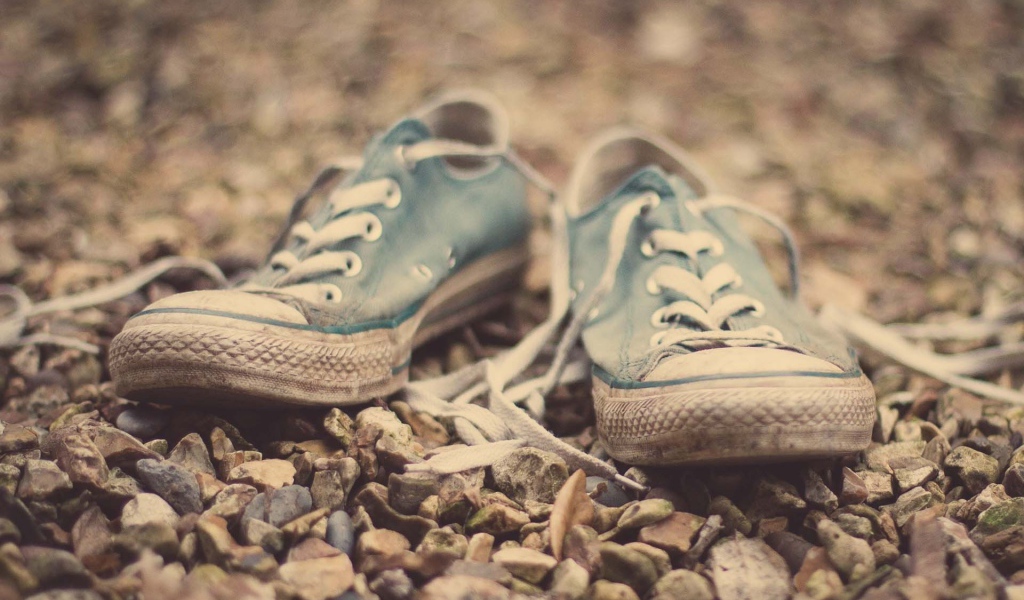 Старые кеды на гальке