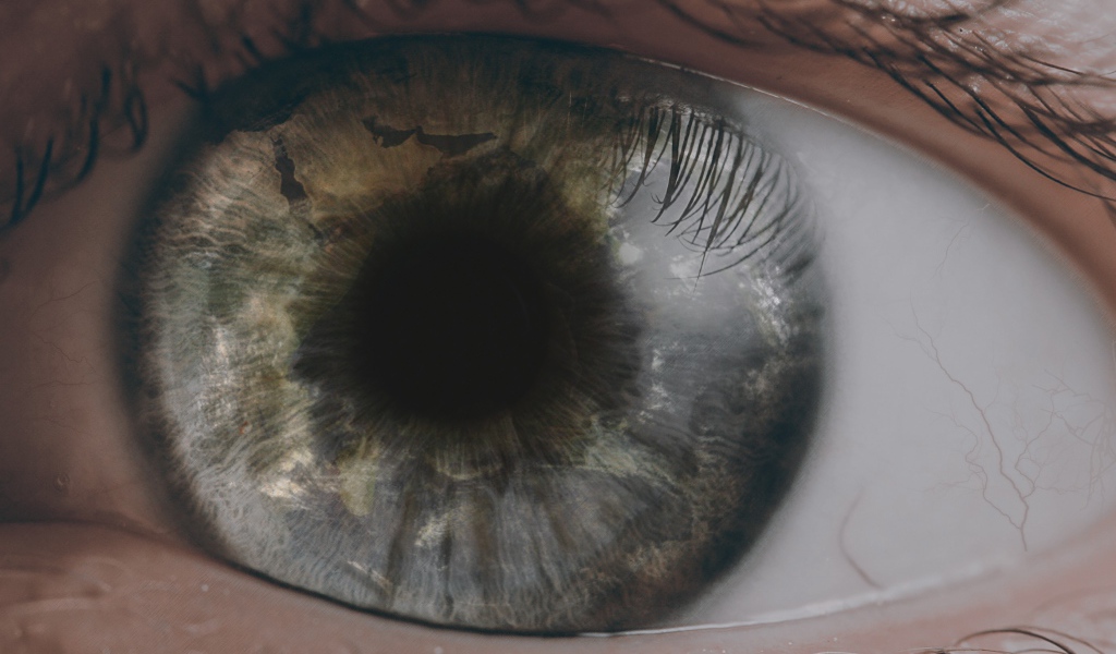 Открытый глаз человека