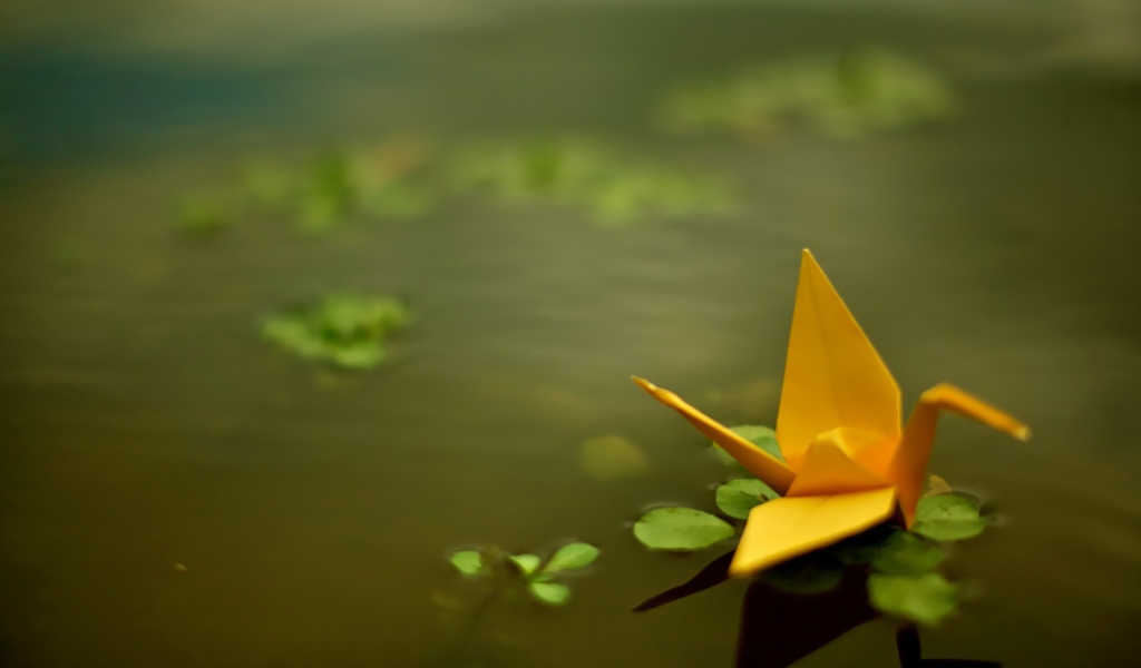 Оригами из желтой бумаги в воде