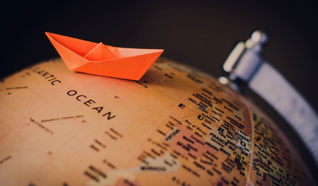 Бумажный кораблик на глобусе