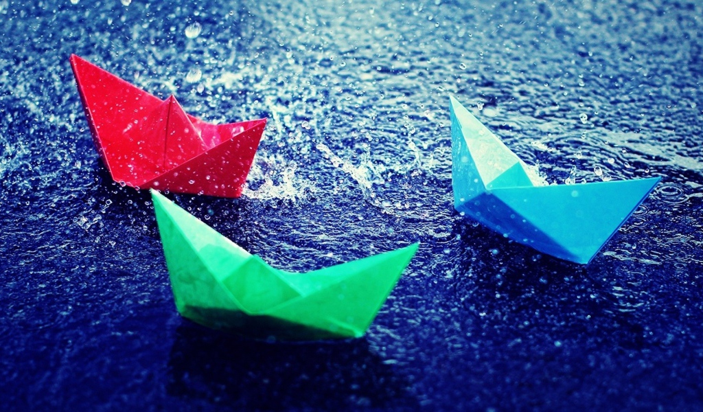 Бумажные кораблики на воде