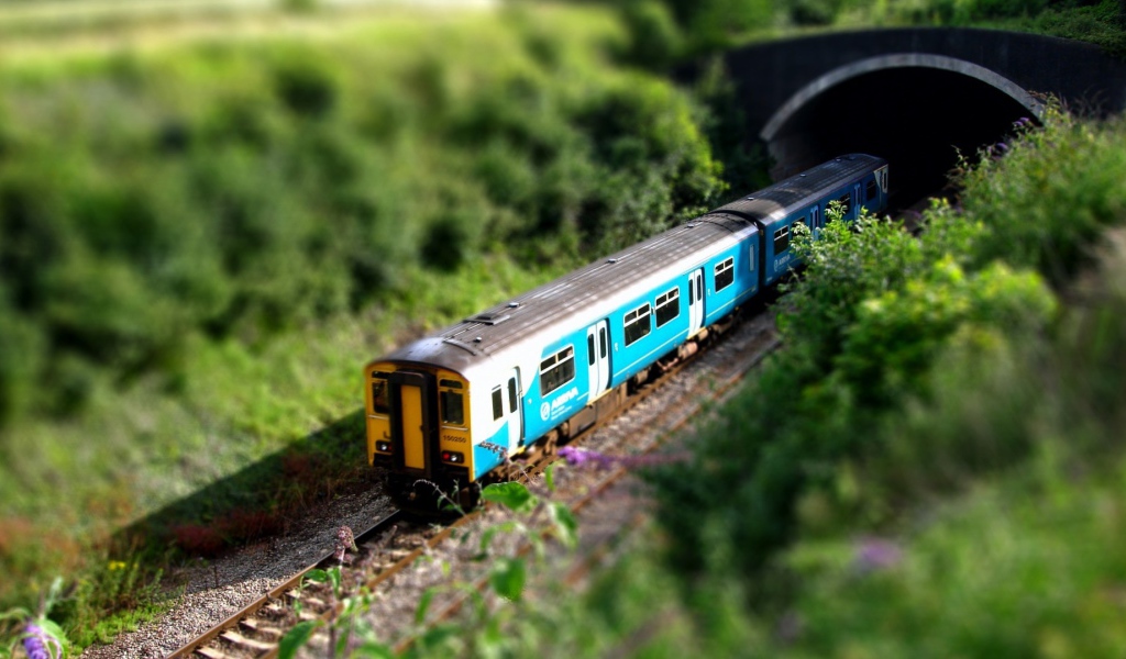 Пассажирский поезд скрывается в тоннеле