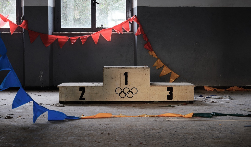 Пьедестал в заброшенном зале