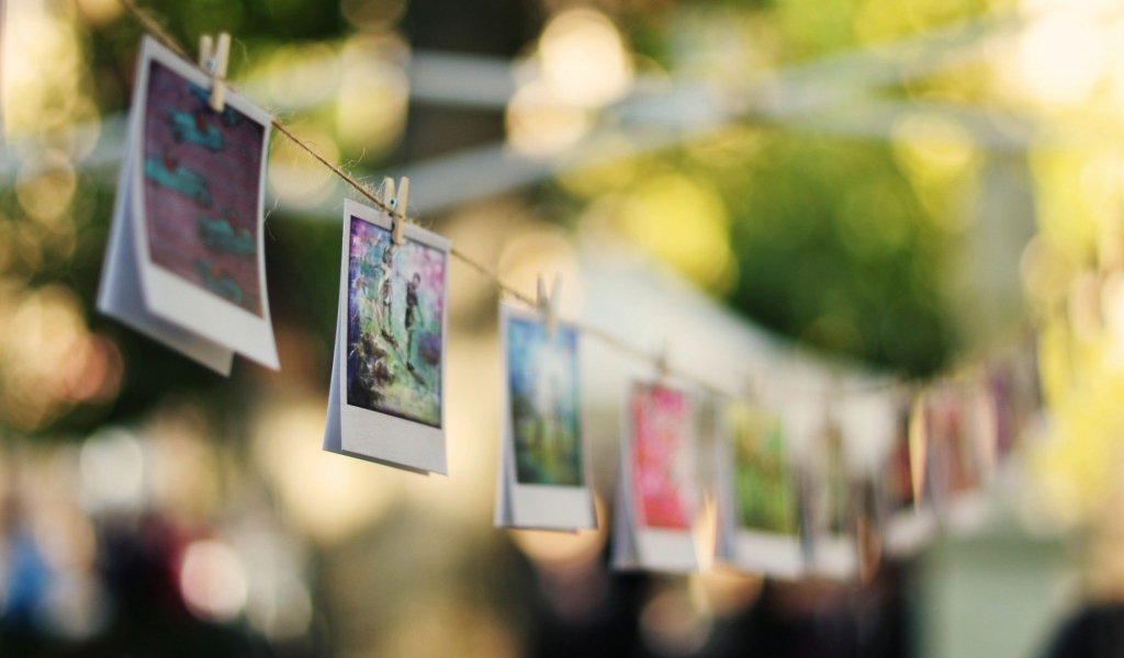 Фотографии висят на веревке