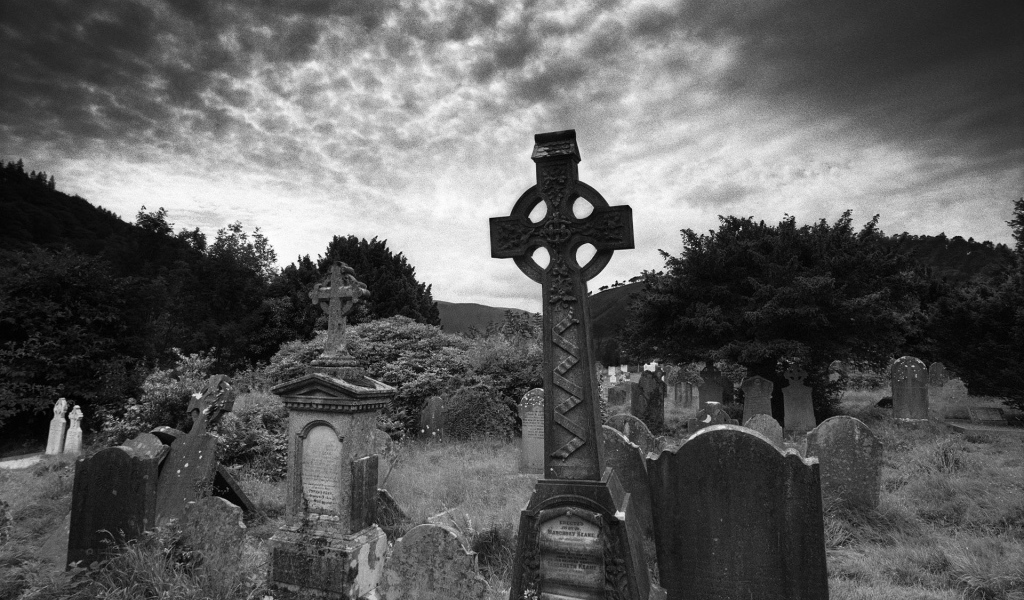 Фото памятников на старом кладбище