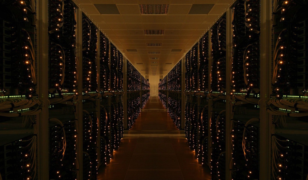 Стойки с серверами в дата центре