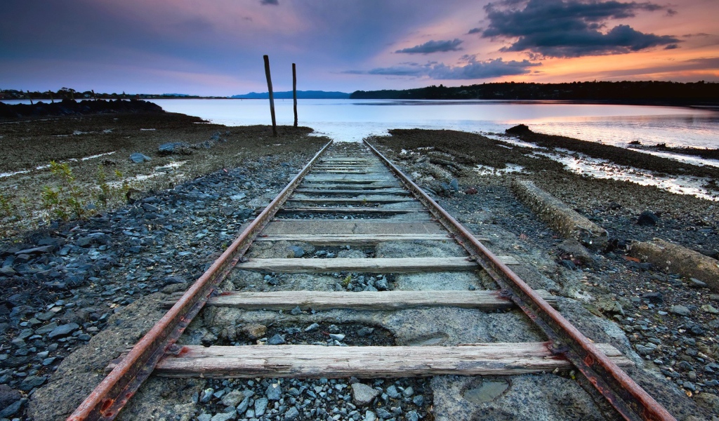 Железнодорожное полотно уход в воду