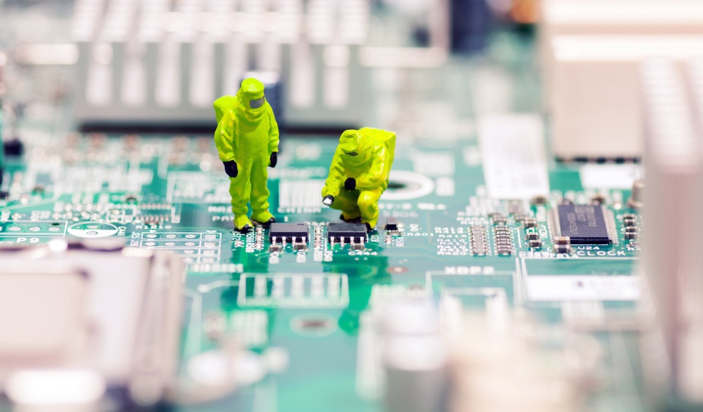 Ремонтники на компьютерной плате