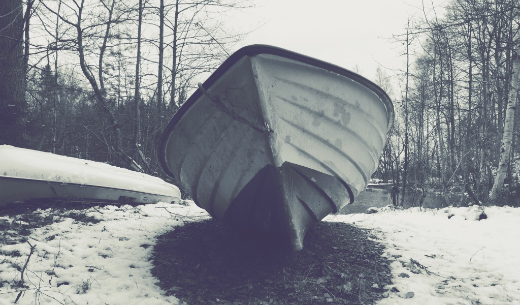 Речная лодка на зимней стоянке