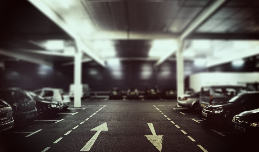 Дорожные указатели на парковке