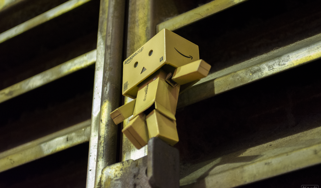 Робот Дандо на решетке вентиляции