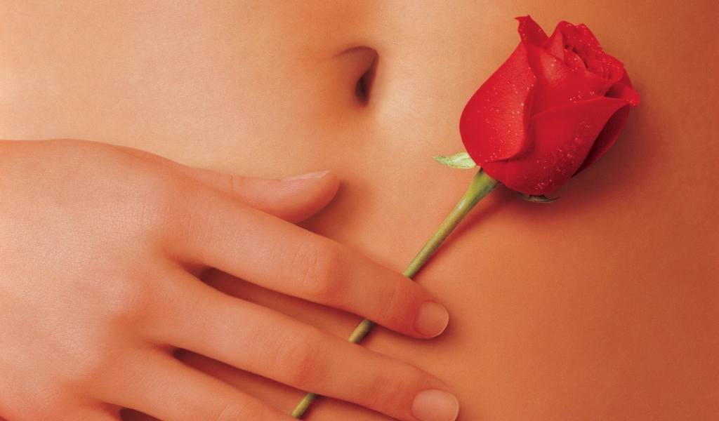 Роза на животе у девушки