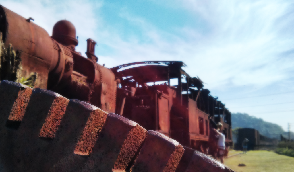 Ржавый паровоз на свалке