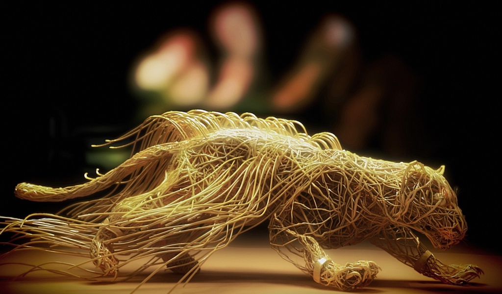 Скульптура зверя из макарон