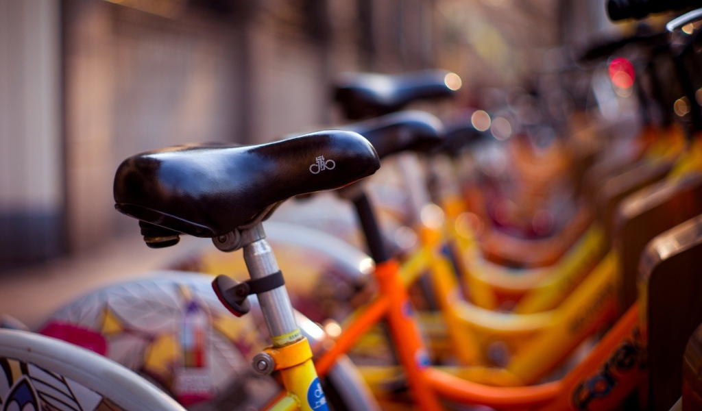 Сиденья велосипедов на стоянке