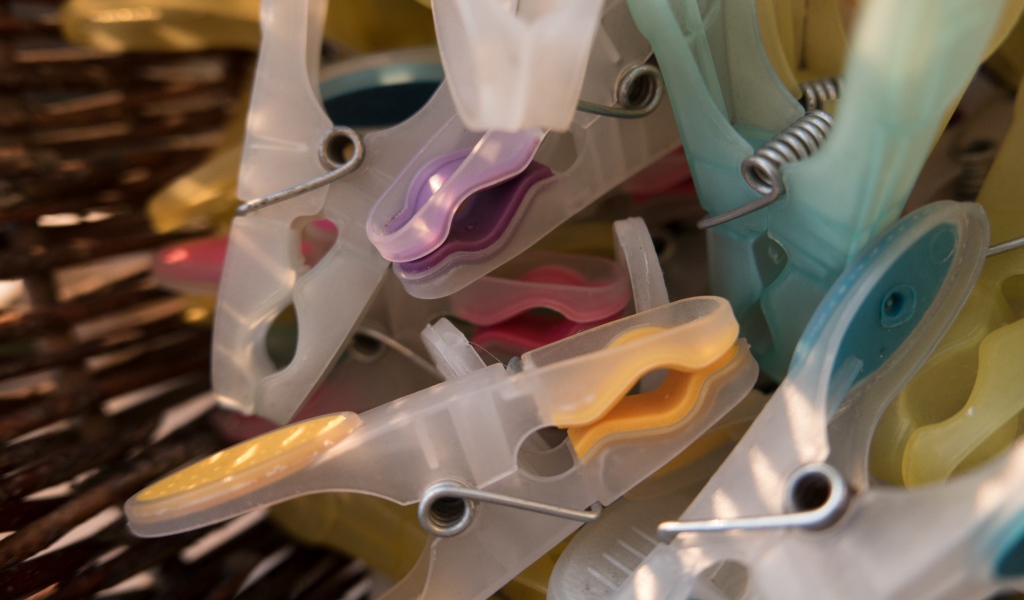 Несколько бельевых прищепок