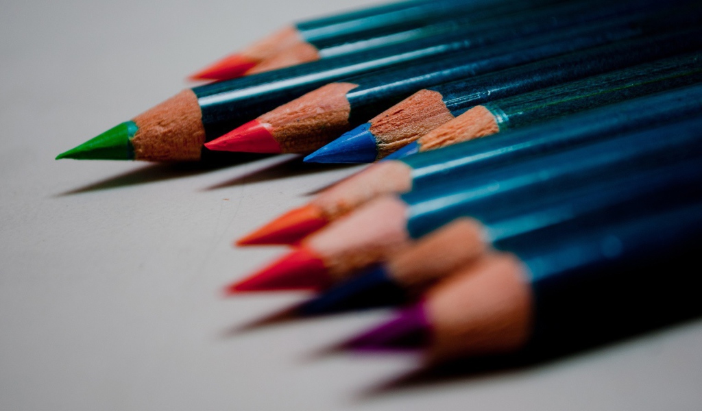 Заточенные карандаши на серой поверхности