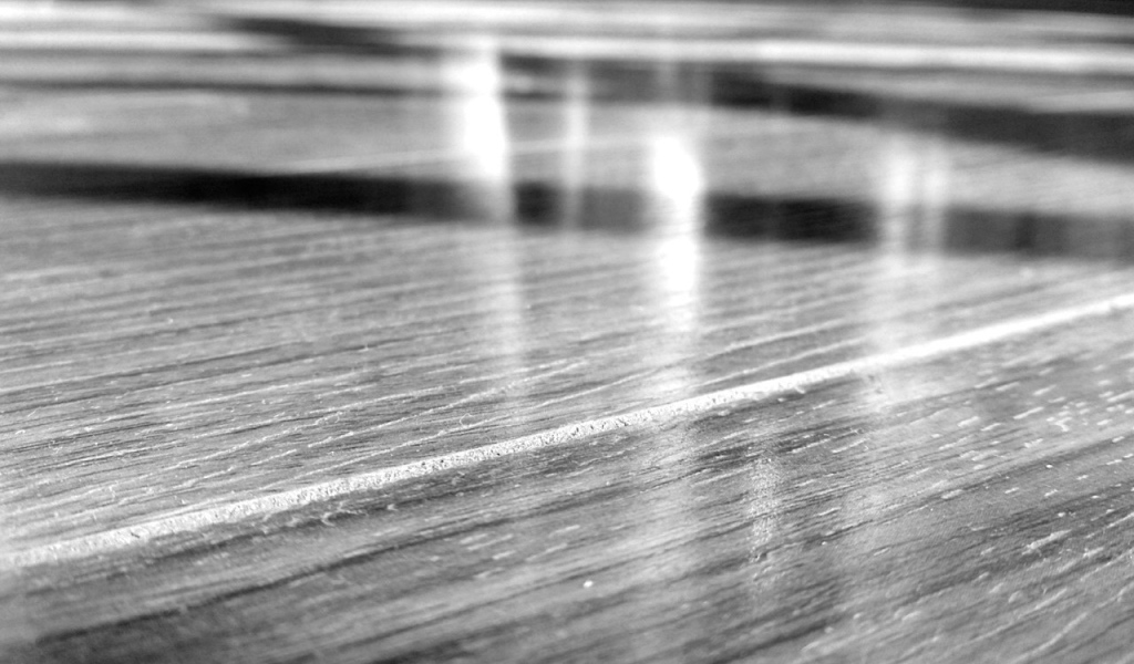 Блестящий деревянный пол