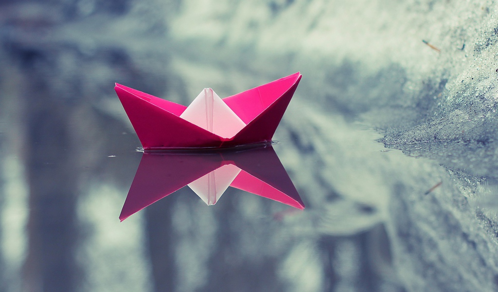 Кораблик из красной бумаги