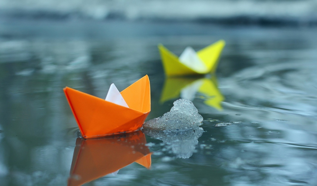 Кораблики из оранжевой и желтой бумаги