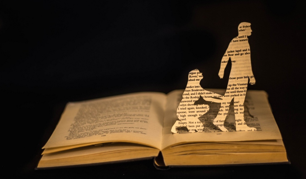 Силуэты героев на страницах книги