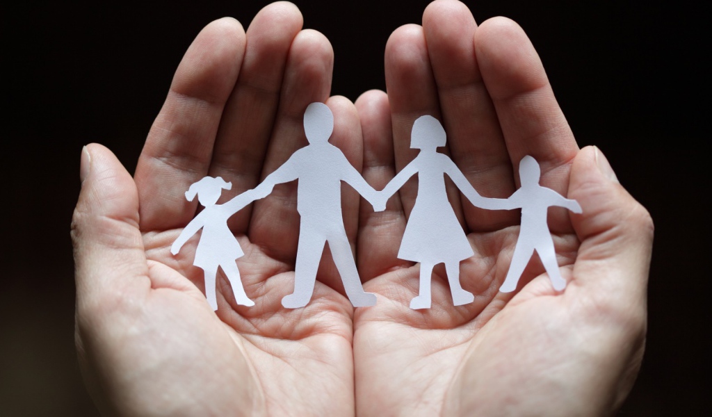 Силуэты из бумаги в руках