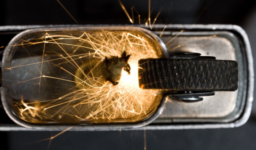 Искра из под кремния в зажигалке