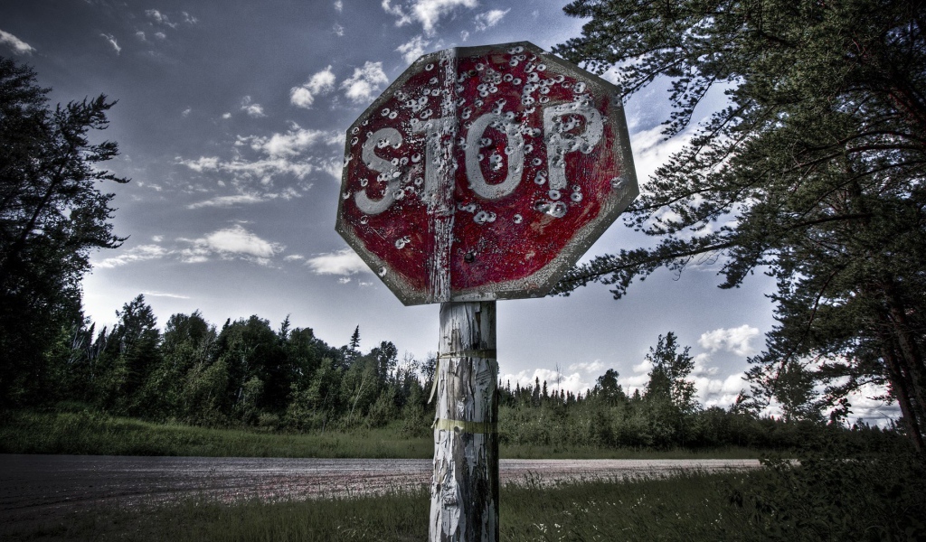 Знак СТОП расстрелян пулями