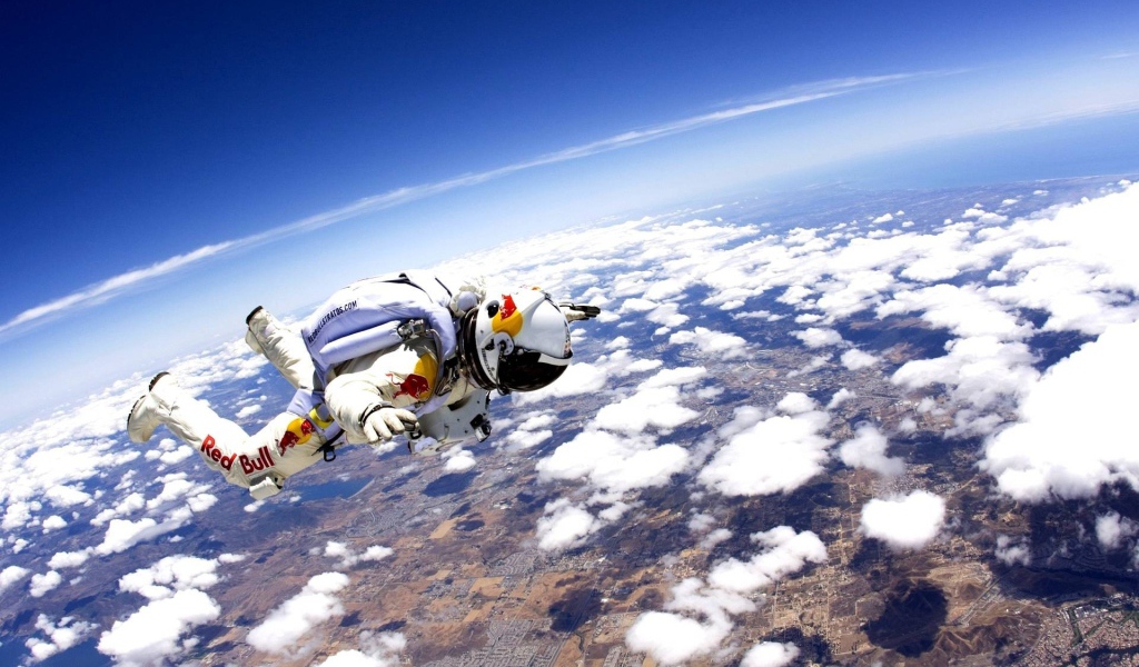 Стратонавт над облаками