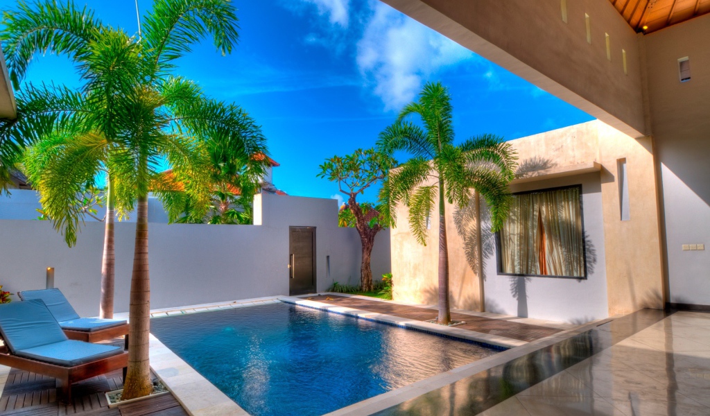 Бассейн во дворе виллы