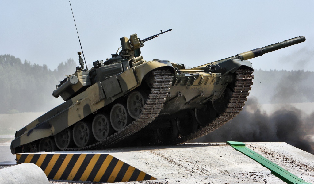 Танк на испытаниях на полигоне