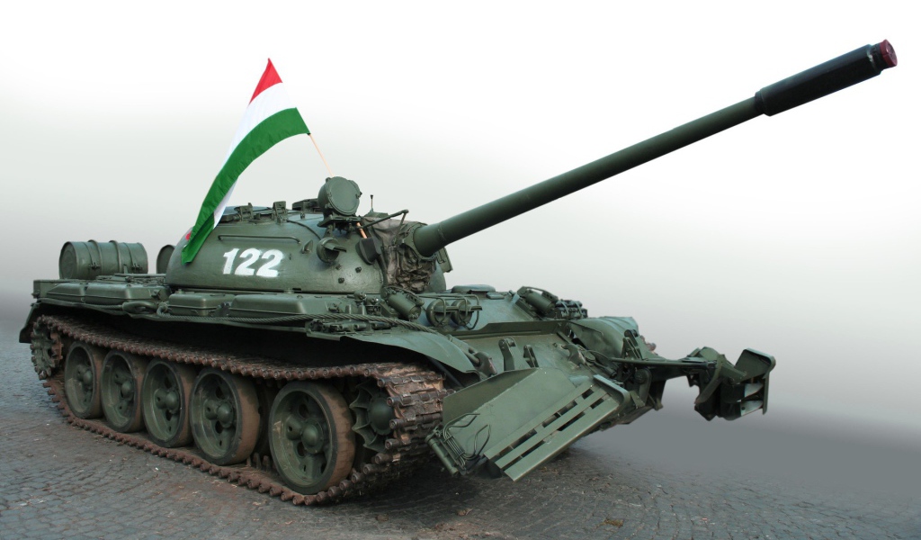 Танк с флагом на башне