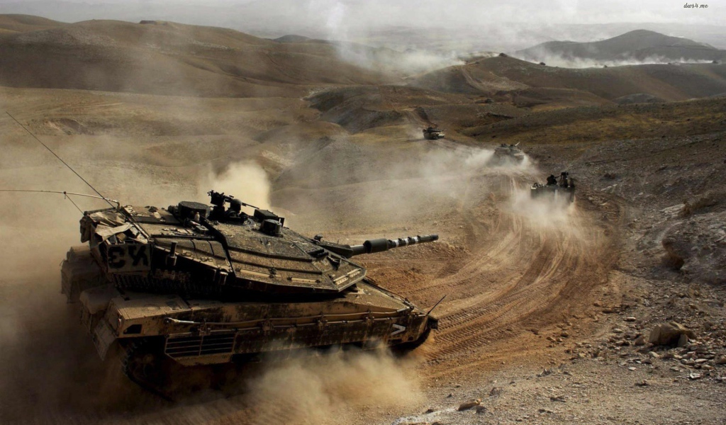 Танки на марше в пустынной местности