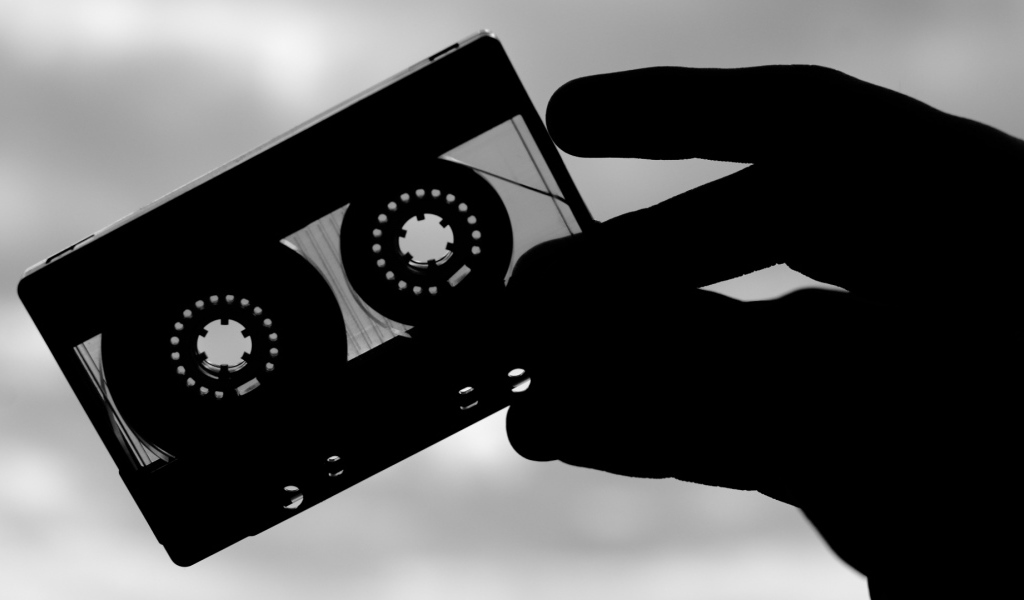 Аудиокассета в руке