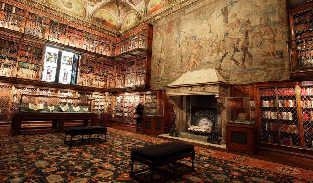 Гобелен над камином в библиотеке