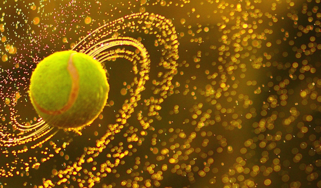 Мяч для тенниса в каплях влаги