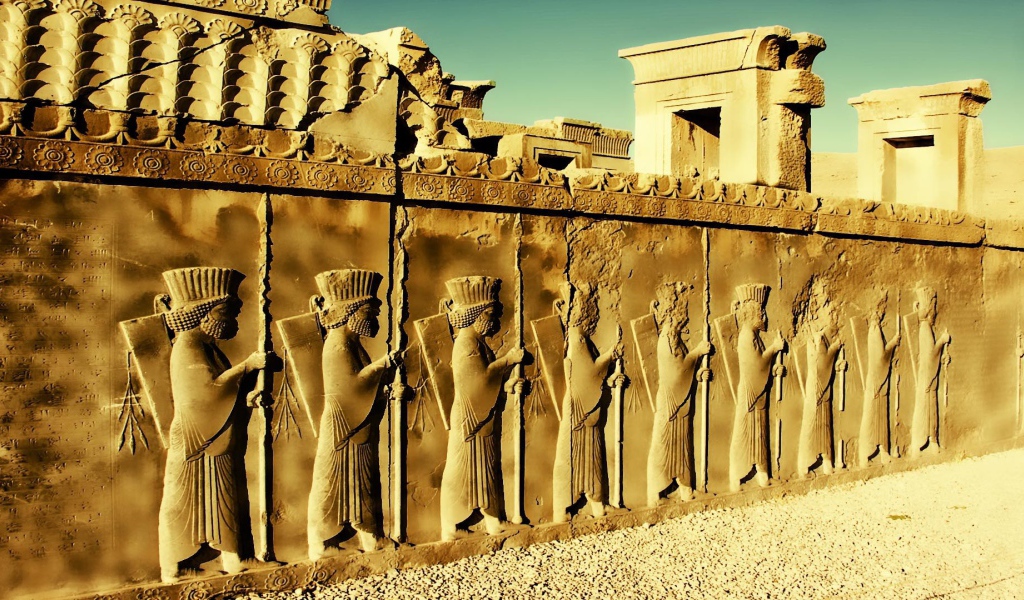 Барельефы на руинах в Иране