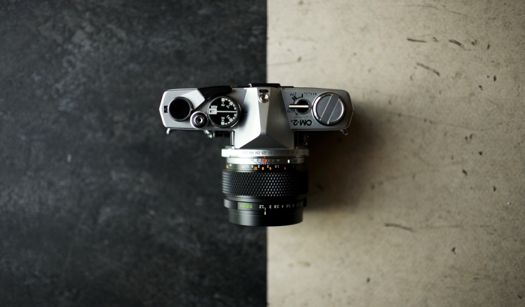 Фотоаппарат на пересечении черного и белого