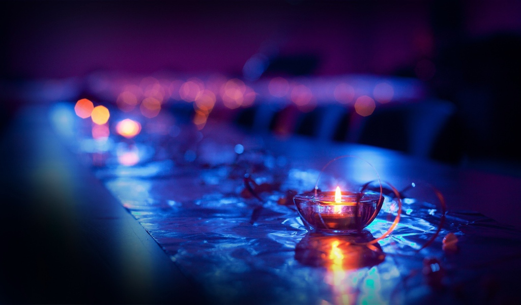 Свеча горит в подставке