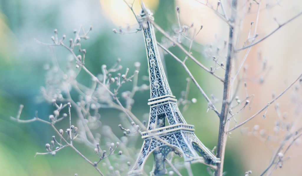 Фигурка Эйфелевой башни на ветках дерева