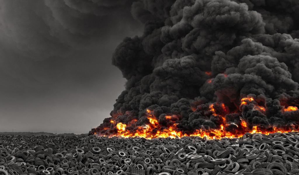 Пожар на свалке старых покрышек