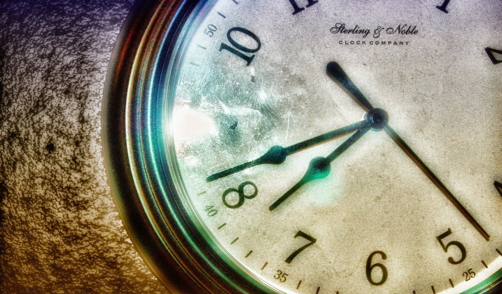 Стрелки часов на белом циферблате