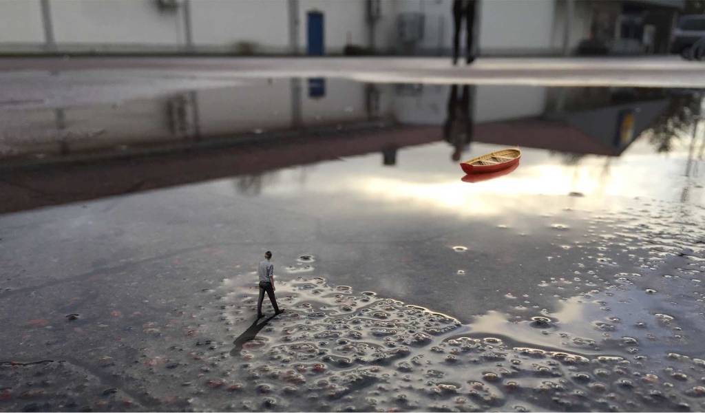 Маленький человек подошел к луже