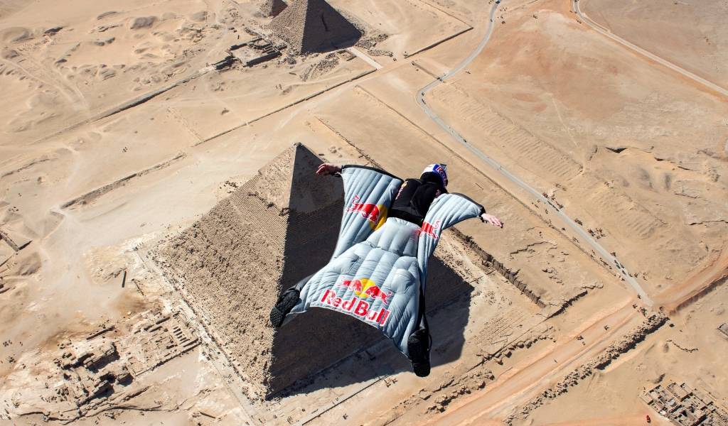 Человек в летательном костюме над пирамидами