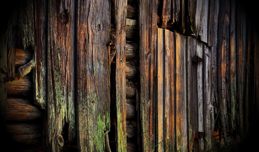 Старая обшивка деревянного дома